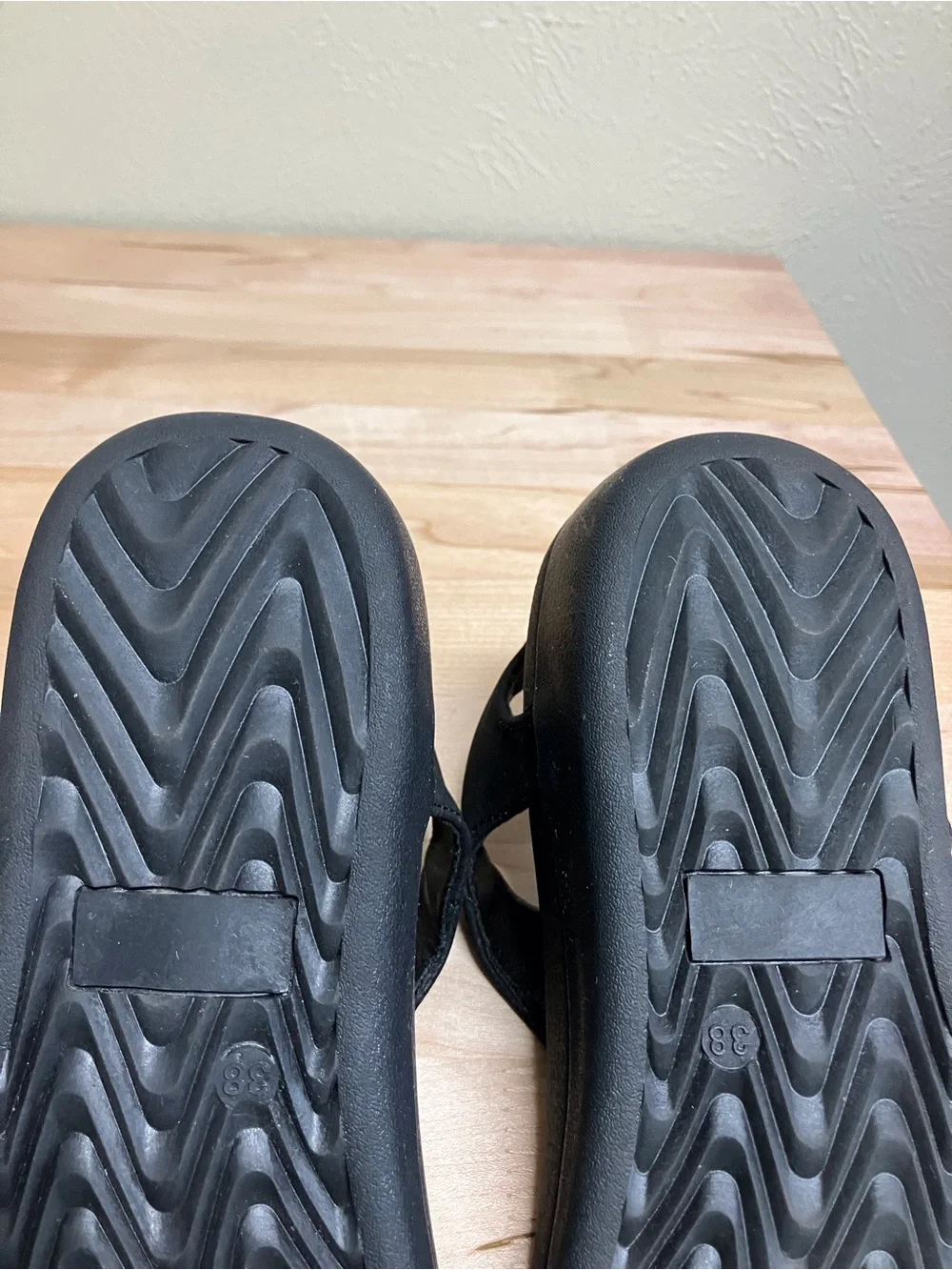 Black Women's Toe-Post Sandals with Decorative Cutouts